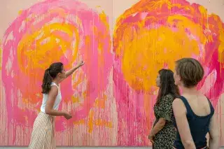 20210617_Museum_Brandhorst_ES Besucherinnen vor Cy Twomblys "Untitled (Roses)" im Museum Brandhorst