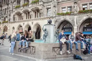 20210107_Fischbrunnen_Marienplatz Eine Gruppe junger Leute erfrischt sich am Fischbrunnen