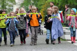20210811_Bus_mit_Füßen Schulkinder mit Reflektoren auf dem Weg zur Schule