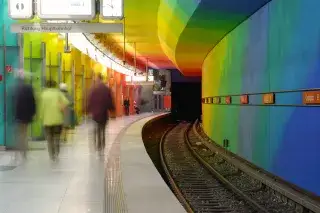 20201223_Schöne_U-Bahnhöfe_Shutterstock Willkommen im Regenbogen-Land am Candidplatz