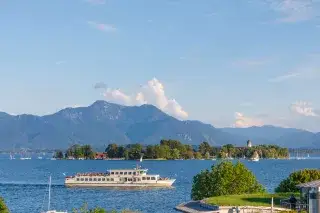 20210423_Chiemsee Ein Dampfer fährt auf dem Chiemsee