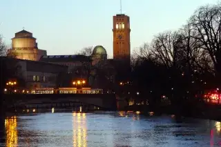 20210921_München in Bildern_Blaue Stunde Das Deutsche Museum von der Mariannenbrücke aus gesehen zur Blauen Stunde.