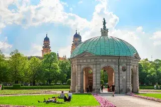 201203_hofgarten_dianatempel_shutterstock Der Dianatempel im Hofgarten der Residenz