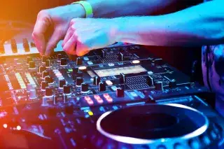 20210816_Student_Parties Ein DJ legt auf