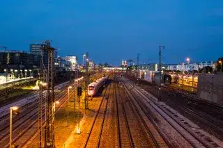 20210219_Aussichtstipps_Silvester Blick von der Donnersbergerbrücke auf die Gleise bei Nacht