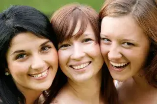 20210305_Jugendberatungsstellen Drei junge Frauen lachen