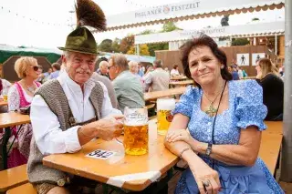 20201217_Wiesnabsage_Reaktionen Eine Maß genießen im Biergarten des Paulaner Festzelts
