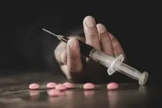 20210304_Drogenberatung_Suchtprävention_Shutterstock Heroin und Ecstasy