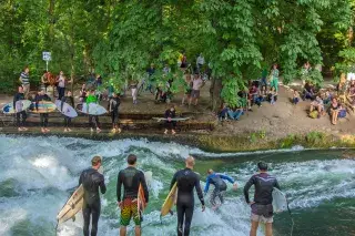 20201223_Kostenloser_Freizeitspaß Tollkühne Surfer reiten die Eisbachwelle