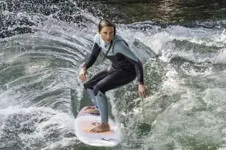 20201229_Outdoor_Sport Eine Surferin reitet die Eisbachwelle