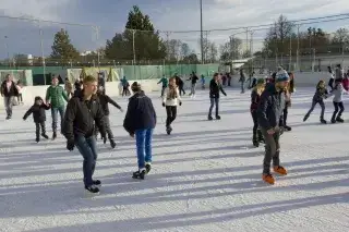 Eislaufen unter freiem Himmel im Eis- und Funsportzentrum West Eislaufen unter freiem Himmel im Eis- und Funsportzentrum West