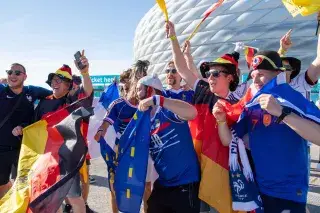 210615-fans-allianz-arena-frankreich-deutschland-uefa-euro-2020 Deutsche und französische Fans feiern gemeinsam an der Münchner Fußball Arena