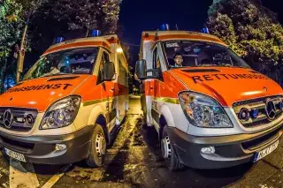 20210303_Medizinische_Notdienste Zwei Rettungswägen warten in der Nacht auf einen Einsatz