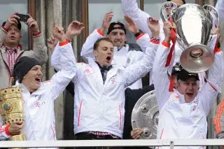 20210415_UEFA_EURO_2020_Media-Guide Der FC Bayern feiert das Triple 2013 auf dem Rathausbalkon