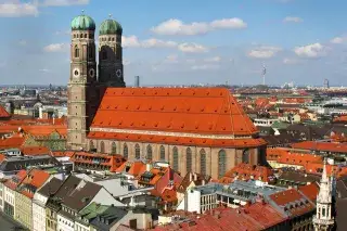 20210818_Frauenkirche_Shutterstock Die Frauenkirche unter blauem Himmel