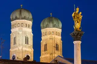 20201223_Checkliste_Weihnachten Die Mariensäule, im Hintergrund die Türme der Frauenkirche