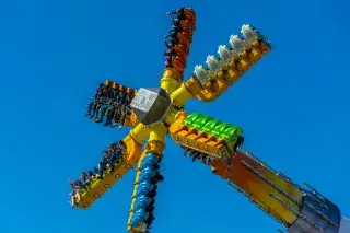 20201230_Unvergessliche_Momente_Frühlingsfest Auf dem Frühlingsfest warten zahlreiche Fahrgeschäfte