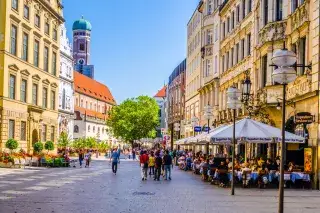 20210827_Fußgängerzone_Shutterstock Sommer in der Fußgängerzone Münchens