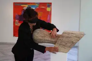 20210813_Galerie_Bezirk_Oberbayern_ES Eine Frau ertastet Kunst in der Galerie Bezirk Oberbayern