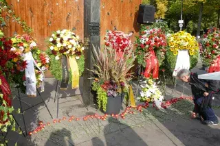 20210920_Gedenken Oktoberfestattentat Blumenkränze stehen vor dem Denkmal zum Oktoberfestattentat von 1980.