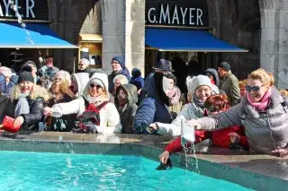 20201231_Geldbeutelwaschen Das traditionelle Geldbeutelwaschen am Fischbrunnen