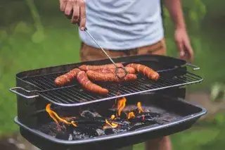 20210304_nachts_und_sonntags_einkaufen Ein Mann grillt Würstchen