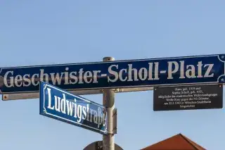 20210422_Sophie_Scholl_Shutterstock Der Geschwister-Scholl-Platz vor dem Haupteingang der LMU