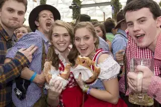 Fröhliche Gäste im Hofbräu Festzelt