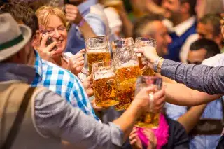 20201217_Oktoberfestbier Prost! Anstoßen im Hacker-Festzelt
