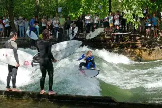 20201210_Eisbach_Surferwelle Eine Surferin reitet die Eisbachwelle im Lehel