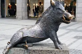 20210625_Deutsches_Jagd-_und_Fischereimuseum_ES Das berühmteste Wildschwein der Stadt bewacht den Eingang vor dem Jagd- und Fischereimuseum