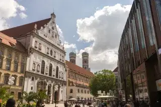 201208-kaufingerstrasse Die Fußgängerzone mit St. Michael und den Türmen der Frauenkirche