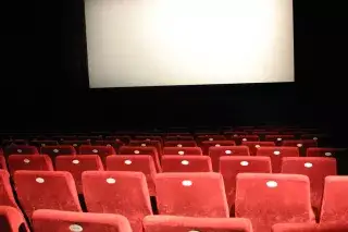 20210128_Filmmuseum_München Ein Kinosaal im Filmmuseum München mit den klassischen Sesseln aus rotem Samt