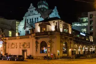 Das Künstlerhaus am Lenbachplatz bei Nacht