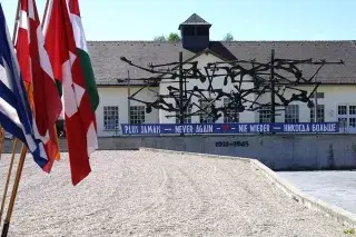 "Nie wieder"-Spruchband an der KZ-Gedenkstätte Dachau