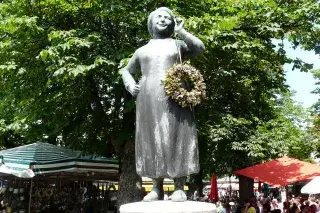 20210304_Liesl_Karlstadt Der Liesl-Karlstadt-Brunnen auf dem Münchner Viktualienmarkt