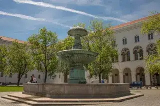 20201210_LMU Der Geschwister-Scholl-Brunnen vor dem Hauptgebäude der LMU