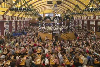 Tolle Stimmung im Löwenbräu Festzelt