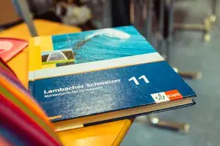 20210811_Abitur_Abendgymnasium Mathebuch auf einem Stuhl