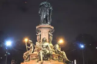 20201210_maximilianstraße Das Maxmonument bei Nacht