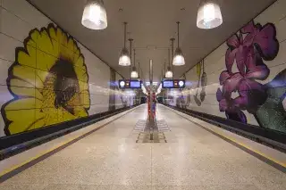 20201223_Schöne_U-Bahnhöfe_Shutterstock Flower-Power an den Wänden der U3-Haltestelle Moosach
