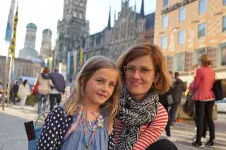 20210811_Kindergeld Mutter mit Kind auf dem Marienplatz