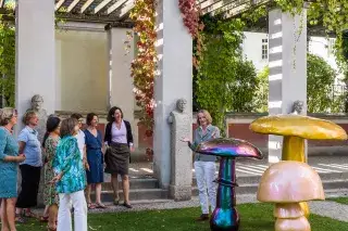 20210816_MVHS_Museumsangebot_ES Besucher des MVHS Museums im Garten