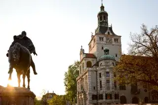 Reiterdenkmal vor dem Bayerischen Nationalmuseum Reiterdenkmal vor dem Bayerischen Nationalmuseum