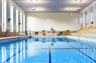 20201223_Hallenbäder_Auspowern_SWM_Robert_Götzfried Ungewöhnliche 33 Meter ist das Schwimmerbecken im Nordbad lang