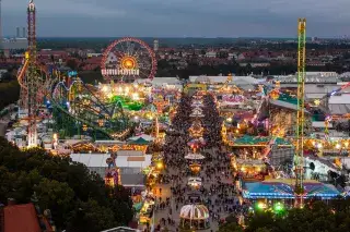 20201217_Nach_Zeltschluss_Oktoberfest Ausblick über die leuchtenden Lichter auf dem Oktoberfest auf der Theresienwiese