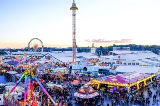 20201217_Übersichtsplan_Oktoberfest_2019 Aussicht über das Oktoberfest in der Abenddämmerung