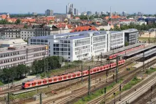 20210809_Ostbahnhof Eine rote S-Bahn fährt im Münchner Ostbahnhof ein.
