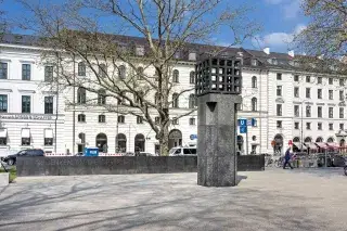20210805_Platz_der_Opfer_des_Nationalsozialismus Granitsäule mit brennender Flamme auf dem Platz der Opfer des Nationalsozialismus