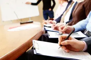 20210304_Münchner_Bildungswerk_Shutterstock Menschen mit Klemmbrettern machen sich Notizen während einer Präsentation